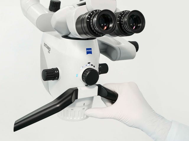 extaro-300-dental-microscope-ergonomics-button-control-01.ts-1489496749321.jpg